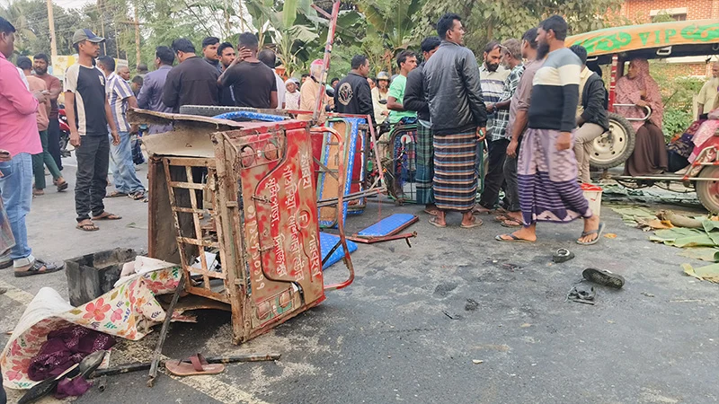 দিনাজপুরে বাস-ইজিবাইক সংঘর্ষে একই পরিবারের চারজন নিহত